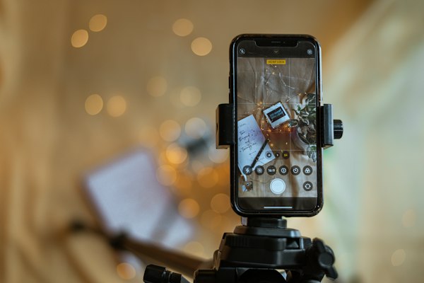 Celular no tripé gravando