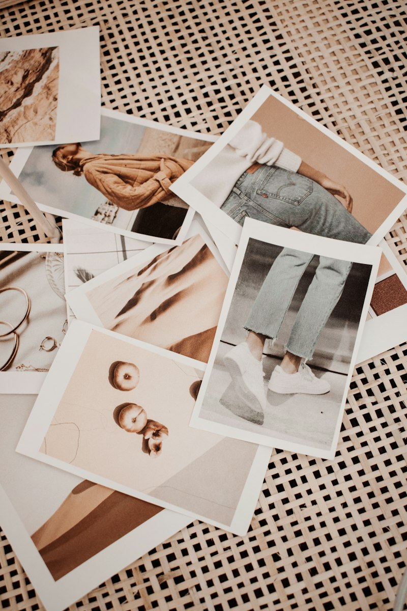 Moodboard com fotos em tons neutros