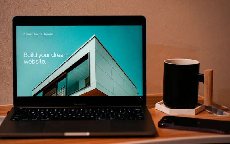 Notebook com um site aberto ao lado de uma caneca